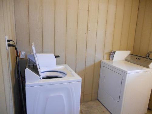 une buanderie avec un lave-linge et un lave-linge dans l'établissement Knights Inn Harrisonville, à Harrisonville