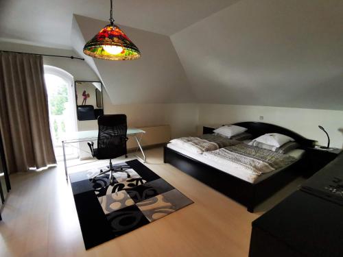 una camera con letto, tavolo e lampada di Homburg Nähe Uniklinik r a Altstadt