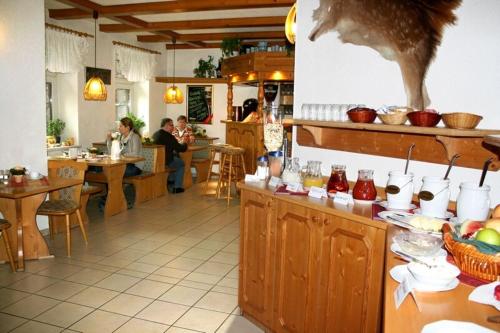 Um restaurante ou outro lugar para comer em Pension Tannenrausch