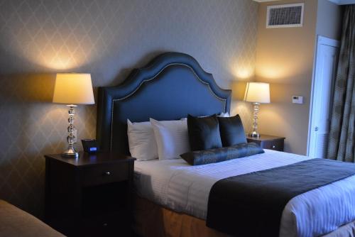 a hotel room with a bed with two lamps at Majestic Inn and Spa in Anacortes