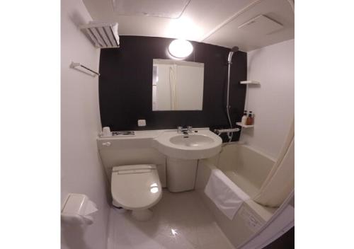 y baño con aseo, lavabo y espejo. en Futaba-gun - Hotel / Vacation STAY 33556, en Kido