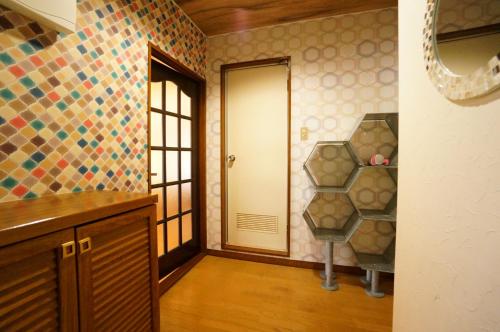 een kamer met een hal met een deur en tegels bij Takayama - Apartment / Vacation STAY 34381 in Takayama