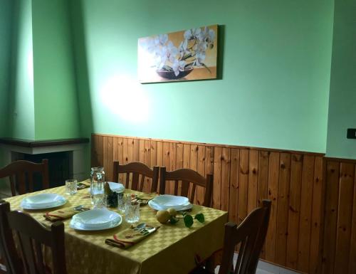 einen Tisch in einem Restaurant mit einem gelben Tischtuch in der Unterkunft Regina di denari in Pachino
