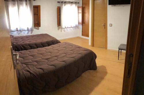 Ένα ή περισσότερα κρεβάτια σε δωμάτιο στο Hostal El Arco