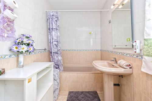 Koupelna v ubytování Beachfront Townhouse Beatriz by Rafleys