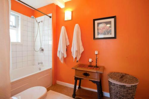 Ванная комната в A Float Home B&B in Fisherman’s Wharf