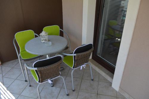 stół i krzesła ze stołem i oknem w obiekcie Apartments Denis & Lucija w Rovinj
