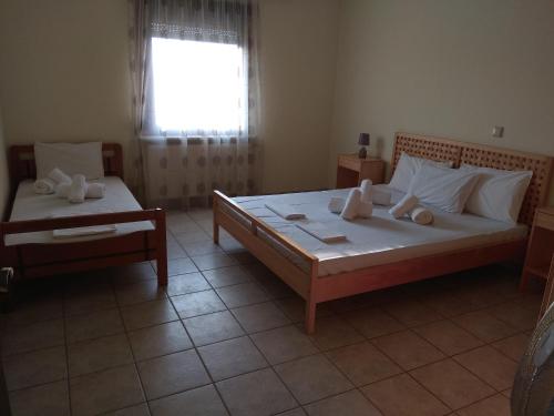 Ένα ή περισσότερα κρεβάτια σε δωμάτιο στο Simos Apartments