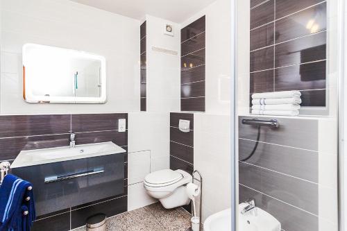 a bathroom with a toilet and a sink at Zimmervermietung Roy in Cologne