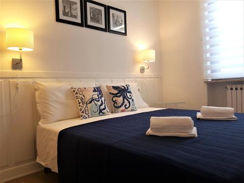 una camera da letto con un letto e due asciugamani di Sweet Honey Apartment a Raffa