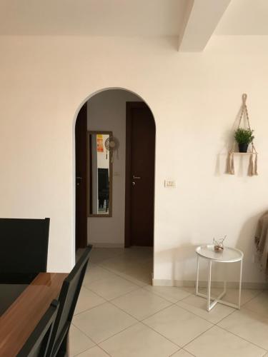 a hallway with a table and a door at Blue Ocean in Santa Maria