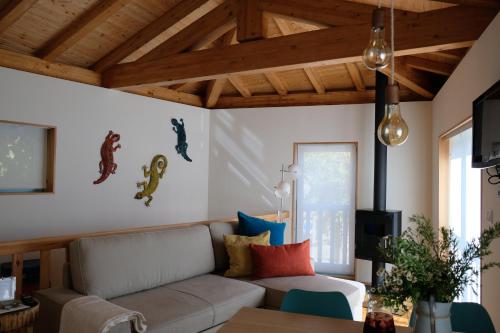 ein Wohnzimmer mit einem Sofa und einem Tisch in der Unterkunft Casa Sulfato in Campo do Gerês