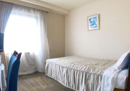 - une chambre avec un lit et une fenêtre dans l'établissement Kadoma Public Hotel / Vacation STAY 33572, à Kadoma