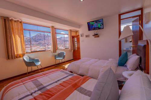 1 dormitorio con cama, sofá y TV en Cozy Room Cusco, en Cusco