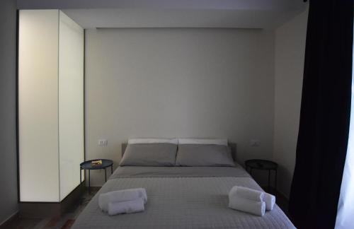 um quarto com uma cama com duas toalhas em Casa Tresca - Holiday Accommodations em Menfi