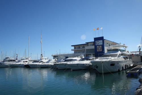 a group of boats docked in a marina at ADOSADO DE LUJO CON PISCINA PRIVADA en ZONA MUY TRANQUILA in Gandía