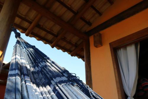 a net hanging from a house with a window at Vila Gaia Guest House in Alto Paraíso de Goiás