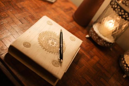 a pen sitting on top of a notebook on a table at Villa Sterrebosch - boutique hotel - 1 suite - centrum Wijchen in Wijchen
