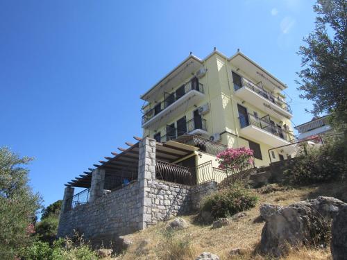 Το κτήριο όπου στεγάζεται  το ξενοδοχείο διαμερισμάτων