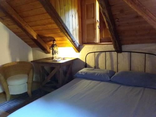 ブリアンソンにあるL ' Y chalet Vaubanのベッドとテーブルと椅子のある寝室