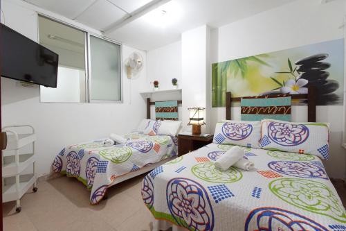 Ein Bett oder Betten in einem Zimmer der Unterkunft Hostal Tequendama Martha Santamaria