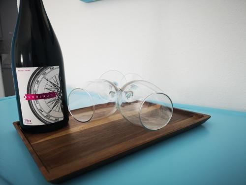 une paire de lunettes assise à côté d'une bouteille de vin dans l'établissement Fortina Mykonos house, à Klouvas
