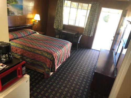 Postel nebo postele na pokoji v ubytování Edgewood Motel