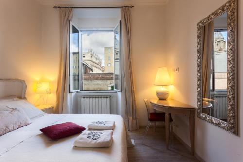 Schlafzimmer mit einem Bett, einem Spiegel und einem Schreibtisch in der Unterkunft Amazing View Vatican in Rom