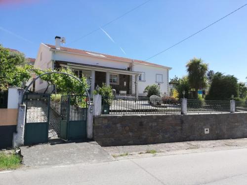 a house with a gate and a fence at Domus Trintorum in Peso da Régua