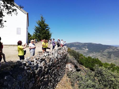 a group of people standing on top of a wall at Domus Trintorum in Peso da Régua