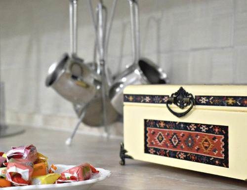 Una mesa con un plato de comida y un helicóptero. en ŠEHER Kuća, en Sarajevo