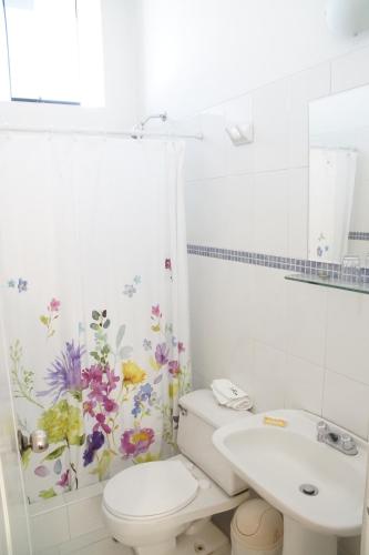 La salle de bains est pourvue de toilettes et d'un lavabo. dans l'établissement Hostal Solar, à Arequipa