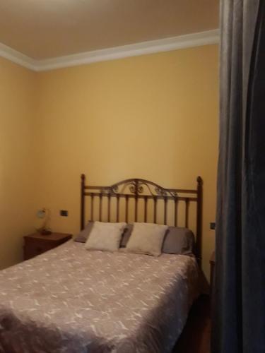 ein Schlafzimmer mit einem Bett mit zwei Kissen darauf in der Unterkunft Apartamento con terraza privada y barbacoa in La Laguna