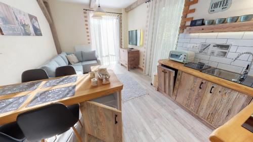 a room with a kitchen and a living room at Apartmán Sofia s infrasaunou, PRIMO, Starý Smokovec in Smokovce