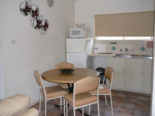 Una cocina o zona de cocina en Murray River Motel