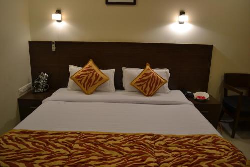 En eller flere senge i et værelse på Hotel Adi