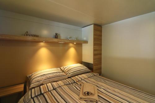 מיטה או מיטות בחדר ב-MOBIL HOMES MALUFI 266