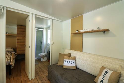 Mały pokój z łóżkiem i łazienką w obiekcie MOBIL HOMES MALUFI 266 w mieście Jezera