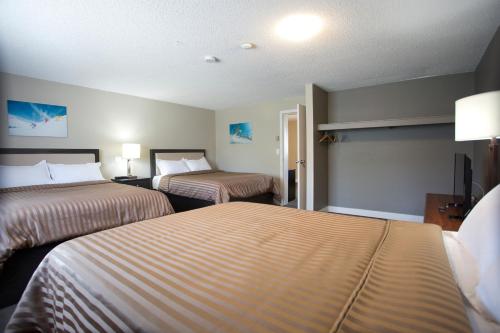 เตียงในห้องที่ Valemount Vacation Inn