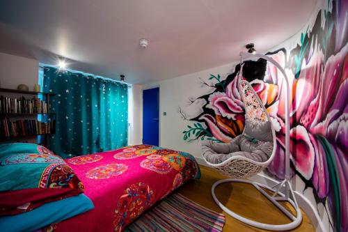 a bedroom with a pink bed with a flower mural at Funky Home by the Pier, 3 Bedrooms, Sleeps 10 in Brighton & Hove