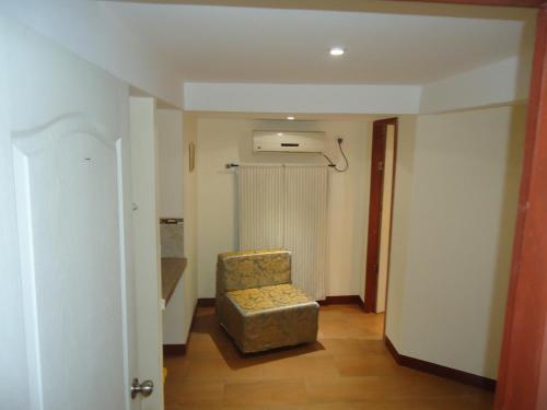Mercedes的住宿－Hostaling Guayaquil Trabajo，客厅配有椅子和淋浴