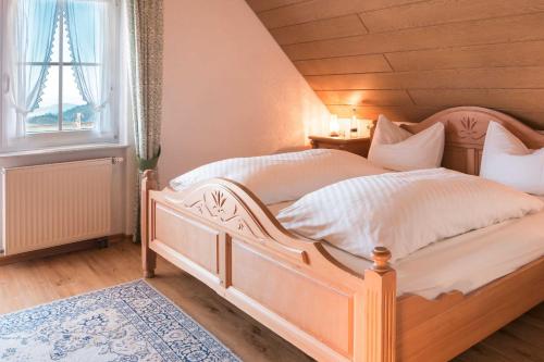 سرير أو أسرّة في غرفة في Wilderer Stube