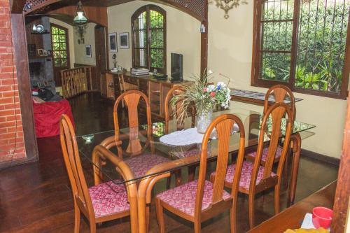 uma sala de jantar com uma mesa e quatro cadeiras em hostel MdeMarilia em Nova Friburgo