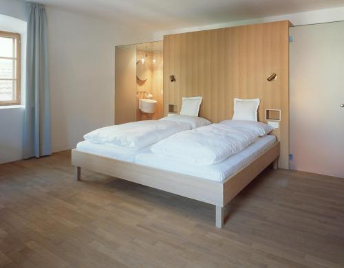 a bedroom with a large white bed in it at Hotel Gasthof Grüner Baum in Glorenza