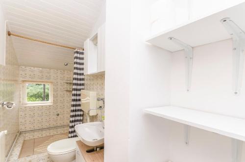 ein weißes Bad mit einem WC und einem Waschbecken in der Unterkunft Apartments Sunset beach in Vodice