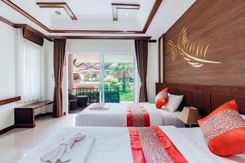 pokój hotelowy z 2 łóżkami i oknem w obiekcie Palm Kiri Aonang Resort w Aonang Beach