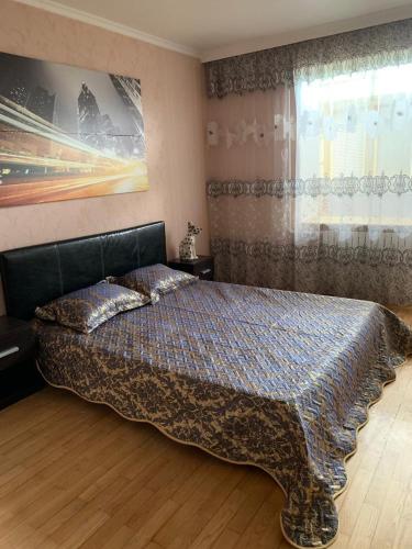 un dormitorio con una cama y una ventana en 159 Проспект Добровольского Большая 3-х комнатная квартира в Одессе, en Odessa