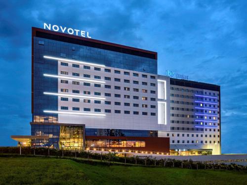 a hotel with a sign on the side of a building at ibis budget Sorocaba in Sorocaba