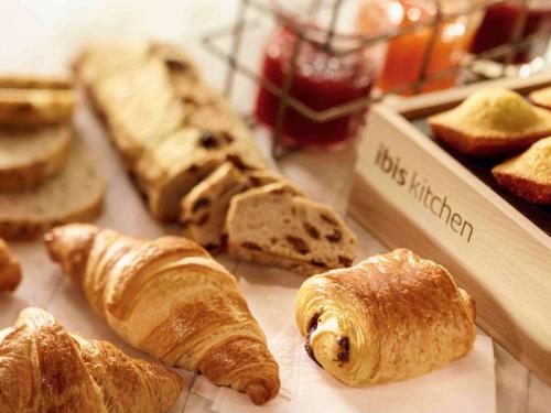 a table with various types of bread and pastries at ibis Site du Futuroscope in Chasseneuil-du-Poitou