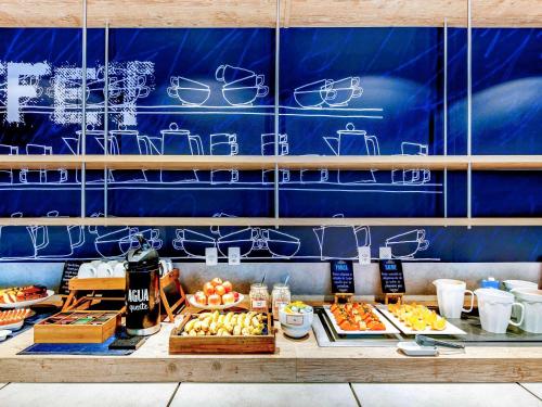 a buffet line with many different types of food at ibis budget Porto Alegre - Super Econômico in Porto Alegre